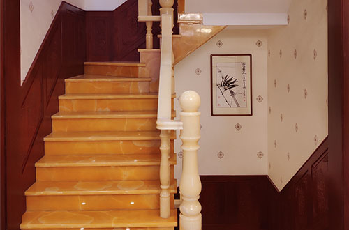 修文中式别墅室内汉白玉石楼梯的定制安装装饰效果